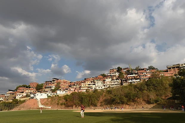 丘の上に低所得者の住宅が所狭しと連なる貧民街=バリオ。ベネズエラの野球選手のほとんどがバリオ出身といわれる