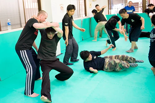 自分の力を受け止めずに流されると、さばかれる側は力を入れようがない