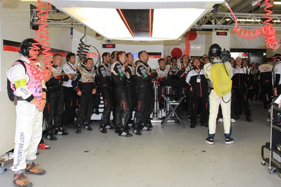 想像もしなかった事態に凍りつくトヨタのピットガレージ。現場の応援に訪れていた嵯峨宏英GAZOO Racing本部長は「この瞬間が来年のル・マンの始まり」とリベンジを誓う