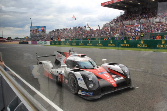 ゴールまであと1周というところでストップした5号車。その場にいた誰もが状況をのみ込めず、サーキット全体がどよめくなか、無情にも時間だけが刻一刻と流れていく…