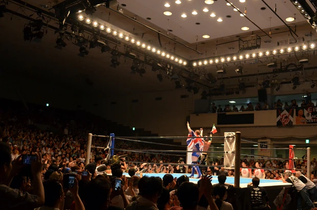 メキシコｖｓイギリスの空中殺法対決は接戦の末ウィル・オスプレイの勝利。試合が終わればノーサイドでお互いを讃え合った