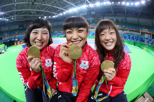一日で3つの金メダルを日本にもたらした(左から)土性沙羅(69㎏級)、伊調馨(58㎏級)、登坂絵莉(48㎏級)。翌日には、63㎏級の川井梨紗子も金を獲得