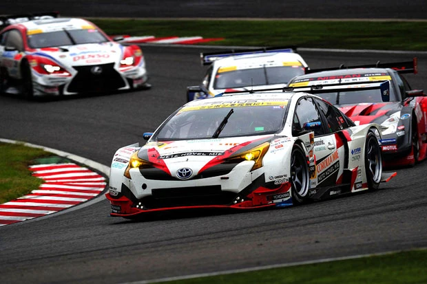 ハイブリッドの代名詞である「プリウス」。エコカーながらGT300で、並み居る世界のスーパーカーと激しいバトルを繰り広げ、上位を脅かす存在だ!