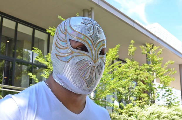 屋外での撮影中「これ何の音? 鳥? 蜂?」と反応したのは蝉の声。メキシコにいないようで、木の幹に止まった蝉を「刺したりしないよね?」と安全な距離から凝視しておられた