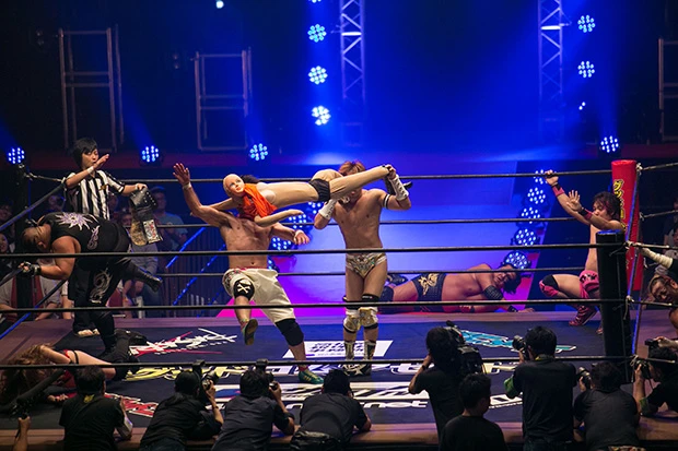 女子高生型ダッチワイフ・ヨシヒコも参戦