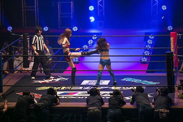 赤井沙希との蹴りあい。女性同士とはいえ身長差は14cmも!