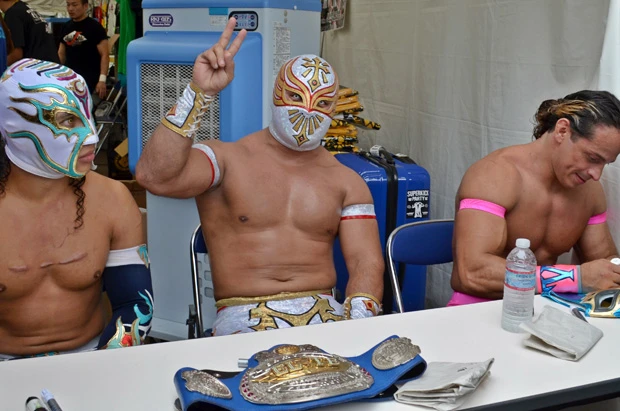 サイン会には長蛇の列！　ひとりひとりと目を合わせて丁寧に握手を交わす姿が印象的だった