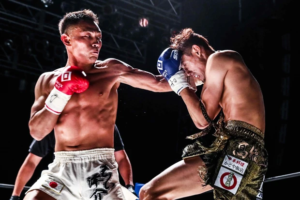 記者会見では人気ファイターによる試合も行なわれた。森井洋介(左)が高橋一眞にKO勝利し、新イベント名に相応しい船出となった