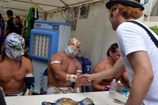 サイン会には長蛇の列！　ひとりひとりと目を合わせて丁寧に握手を交わす姿が印象的