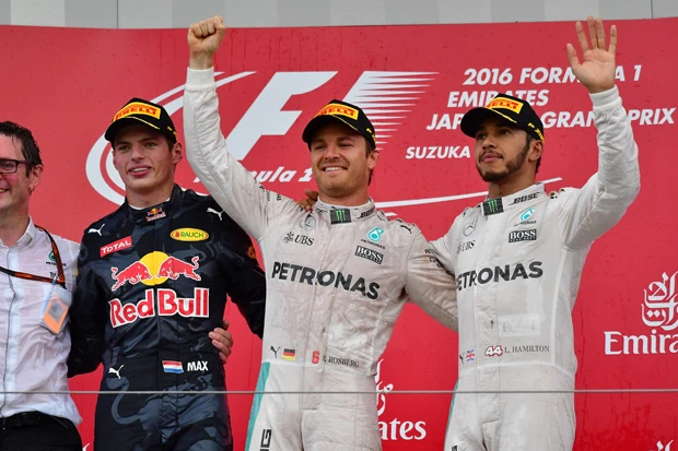 ハミルトン(右)の猛追をかわし、ミスなく2位表彰台を死守したレッドブルのフェルスタッペン(左)の走りが光った