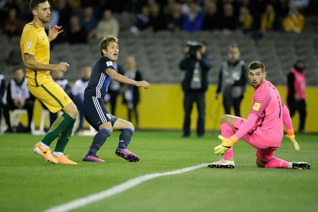 幸先よく前半5分に本田のパスを受けた原口が左足で先制(中)。その後は相手にボールを保持されながらもよくしのいだが、後半7分に原口が与えたPKを決められた