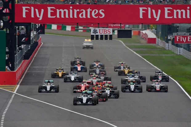 スタートで大きく出遅れたメルセデスのL・ハミルトン。好スタートを決めたチームメイトのロズベルグが終始レースを支配した