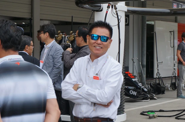 ホンダF1のトップというプレッシャーから解放されてか、マクラーレン・ホンダのピットには至福の笑み(?)を浮かべる私服の新井さん(昨年までのホンダF1総責任者)の姿も