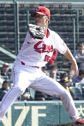 久本祐一 投手 広島・37歳中日、広島と15 年間所属したチームはほぼAクラスという久本は左打者から2奪三振。「試合勘を戻すのが大変だったんですけど、応援してくださる人のために最高のパフォーマンスをと思い、全部出し切れました」