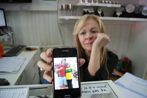 チームのスター、GKダニーロとの2ショット写真を見せてくれたギフト店経営のセリッタさん