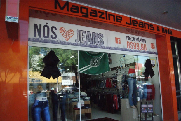 シャペコ市内の商店には喪章が掲げられていた