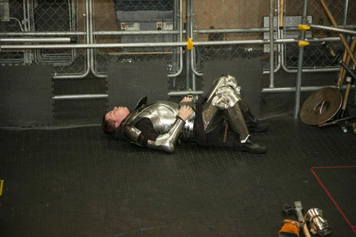  重さに加えて、呼吸用の小さな穴しかないため、１分間戦っただけでも倒れ込みそうになるほど疲労する