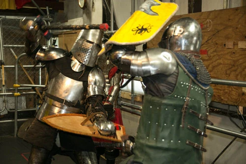  ただ振り回すだけでなく、腕や肘をしなやかに動かして打撃する。この至近距離で、だ。