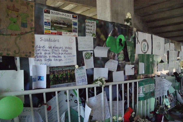 選手の写真パネルやユニフォームを掲げ、ピッチを行進する遺族たち。誰もが泣いていた