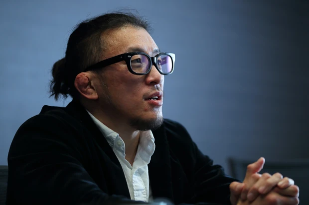 猛練習の証拠である「ギョウザ耳」に無精ヒゲ…激闘を重ねた格闘家の凄みが漂ってきた