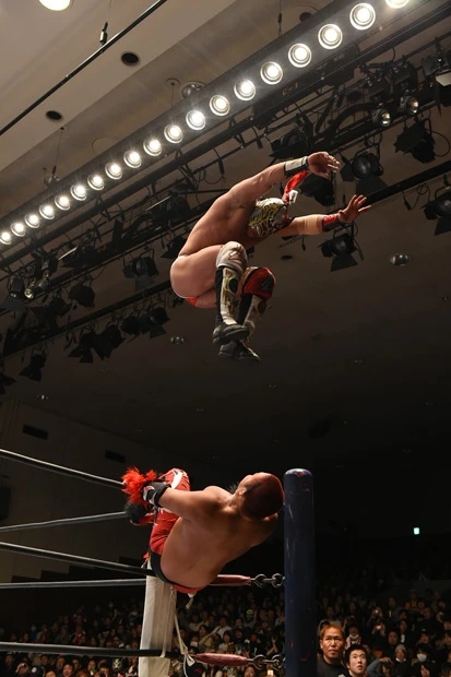 2016年1月、髙橋ヒロムはドラゴン・リーの試合に乱入し挑戦表明。翌日、急遽行なわれた試合では激しい攻防の末、CMLL世界ライト級のベルトを獲得した (C)新日本プロレス