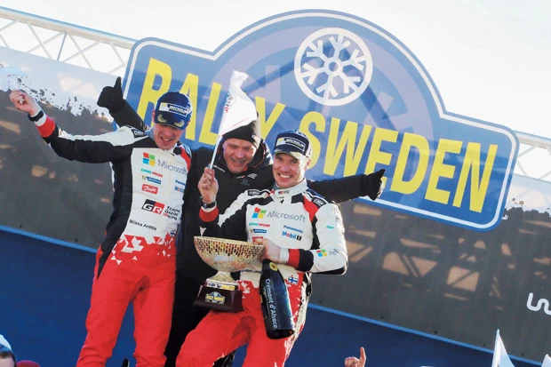 18年ぶりのトヨタ優勝に笑顔を見せるドライバーのミーカ・アンティラ(左)。チーム代表のトミ・マキネン(中央)。ドライバーのヤリマッティ・ラトバラ(右)