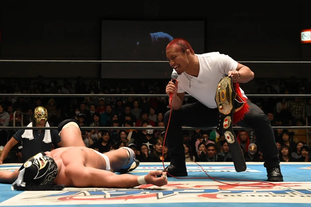 2016年1月、髙橋ヒロムはドラゴン・リーの試合に乱入し挑戦表明。翌日、急遽行なわれた試合では激しい攻防の末、CMLL世界ライト級のベルトを獲得した (C)新日本プロレス