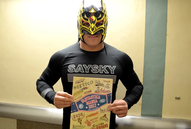 マスクの奥で初々しい笑顔を見せることも。取材中「ゴメン、ちょっと寝ていい?」とソファーに横になるマイペースさも強さの秘訣!?