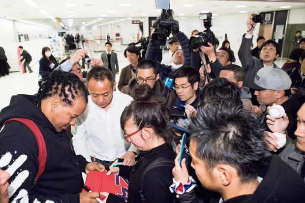  ラミレスのユニフォームなどを持ったファンが殺到したが、そのひとりひとりにサイン