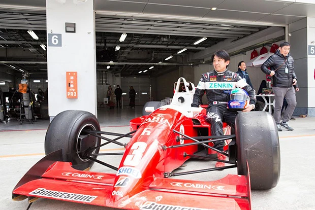 懐かしのＣＡＢＩＮレッドに塗られたＦ３００マシン、ローラＴ９０／５０（９１年）の傍らに片山右京。ラークとかＪＰＳとか、タバコメーカーのスポンサーが主流だった時代も今は昔…。