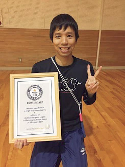 ギネス認定証を持ちピース