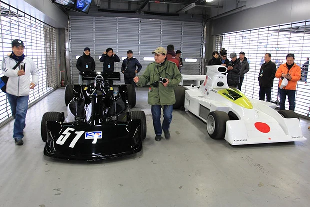 76年の富士F1に長谷見昌弘のドライブで参戦した国産F1マシンのKE007と、予選通過はできなかったものの、74年にF1に挑戦した「マキF101」！　伝説の70年代国産F1が現代に蘇る！