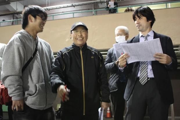 パドックでは常になじみの客に囲まれている