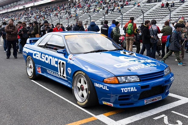 グループＡツーリングカーを席捲した９０年型の青いカルソニック・スカイラインＧＴ－Ｒは今見てもカッコいい！　ニッサンがワクワクさてくれた時代を象徴する１台だ。