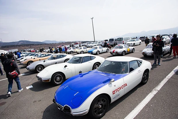 パドックにズラリと並ぶ、伝説の名車、トヨタ２０００ＧＴにウットリ…。そして、その反対側には可愛いトヨタ８！　何度見ても美しい曲線美、オーナーさんが羨ましい。