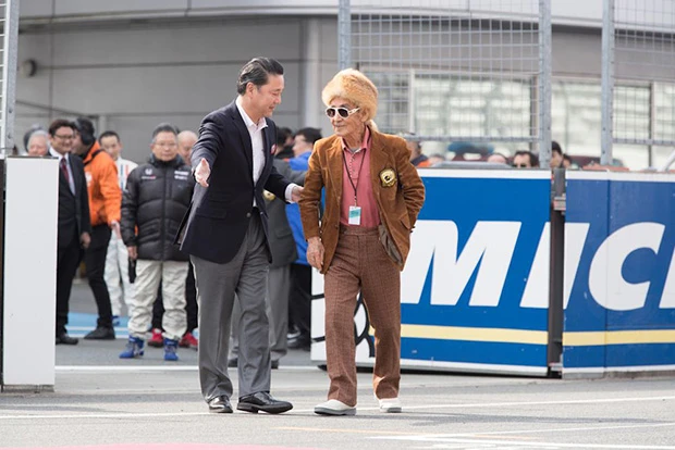 富士スピードウェイのオープン直後、１９６６年の日本グランプリの優勝ドライバー砂子義一さん（８４歳）のファンキーなお姿！　週プレの５０周年なんて、まだまだ「通過点」！