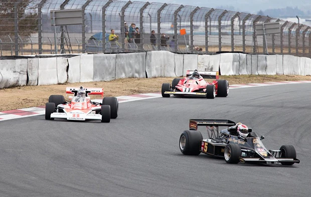 ロータス７７、マクラーレンＭ２３、フェラーリ３１２Ｔ２…。７６年のＦ１インジャパンを戦った３台のマシンがタイムスリップしてきたかのようなシーンにオールドファンは感涙！