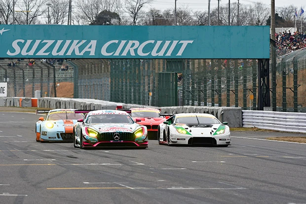 プリウスからフェラーリまで、多種多様な30台がエントリーするGT300クラス。今季はベントレーや、プロ野球の横浜で活躍した佐々木主浩氏が総監督を務めるチームも参戦するなど、こちらも見どころいっぱい