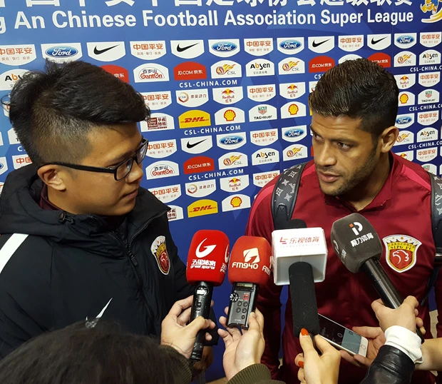 Jリーグでも活躍したブラジル代表のフッキ(右)。上海上港でプレー中だ