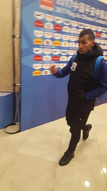 写真ブレブレだけど(苦笑)、取材エリアを通る年俸約46億円のテベス(上海申花)。筆者が必死に声をかけると……