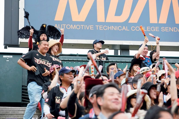  “ファンに近い存在”というクロワシさんは、試合が始まると一般席で観戦。この日の試合で初回にペゲーロがホームランを放つと、われを忘れてガッツポーズ！