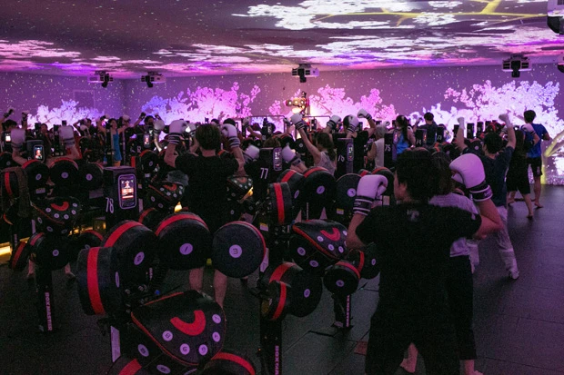  大音量の音楽が流れる非日常空間で、みんなボクシング・ハイになり盛り上がる