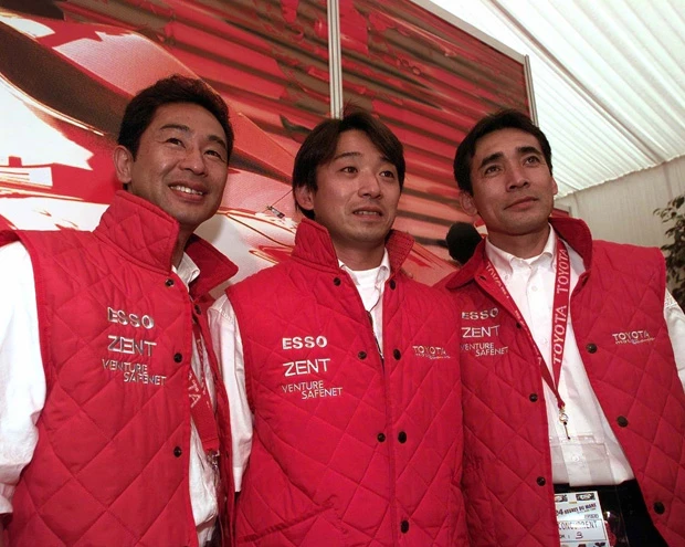  ９８年から２年連続でル・マンに挑戦した、（左から）土屋圭市、片山右京、鈴木利男の「日本人トリオ」。９９年、片山右京が操るトヨタの３号車はレース終盤、逆転優勝まであと一歩の猛追を見せた。この激闘は今でも語り草に