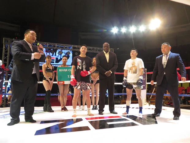 モンゴル人選手たちによる熱い闘いが繰り広げられた。試合後、あいさつをする朝青龍(左)