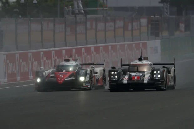  ポルシェとの激闘を経てチェッカーまで残り３分。トヨタのピットウォールの前で止まり、スタッフに抱きかかえられるようにマシンから降りる最終ドライバーの中嶋一貴。その目は悔し涙で赤く腫れ上がっていた