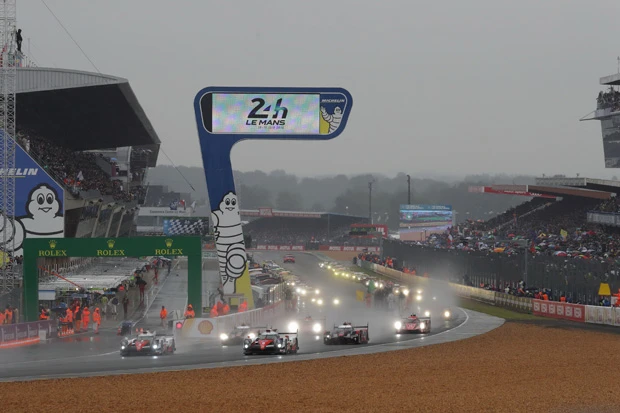 HV搭載の「LMP1H」クラスは、3連覇を目指す強豪ポルシェと、初優勝を狙うトヨタによる一騎打ち。超高速の24時間サバイバルレースだ