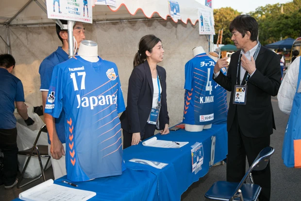 現場のスタッフにもまめに声をかける。また、練習やアウェー戦にも可能な限り足を運んでいるという