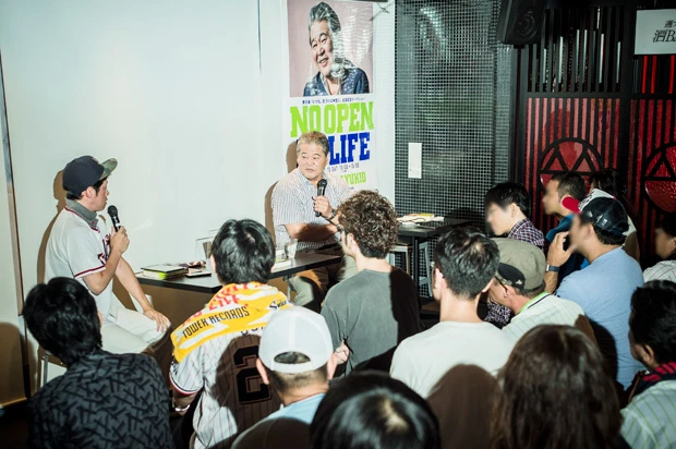 日本酒をヤクルトで割った「ストロング八重樫」を飲みながらのゴキゲンなトークショー