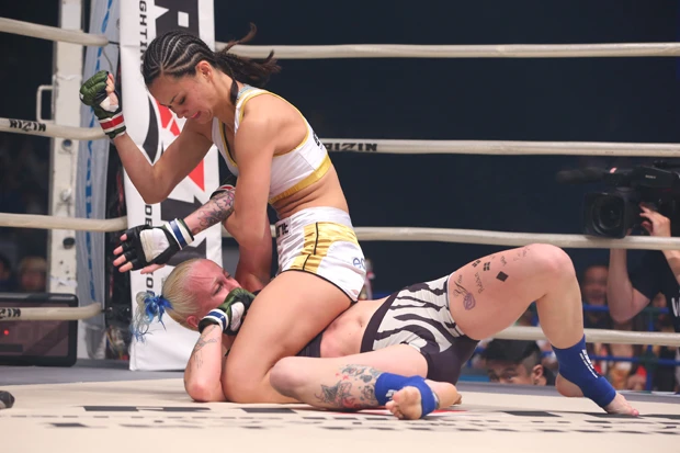 スタンドの打撃で圧倒し、マウントポジションを奪った後、腕十字固めで勝利(c)RIZIN FF