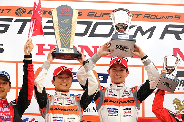 優勝したARTAのドライバー、野尻智紀(写真左)と小林崇志